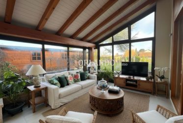 Charmante maison familiale sur trois niveaux avec jardin